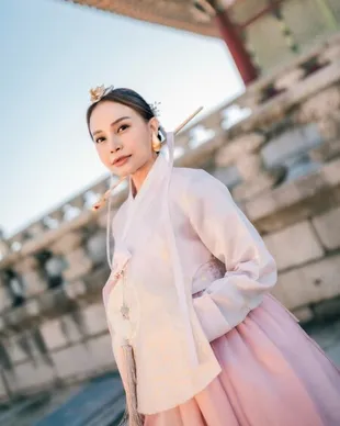 Potret Rossa dan Raina Liburan di Korea, Pakai Hanbok Bak Ratu dan Putri Kerajaan