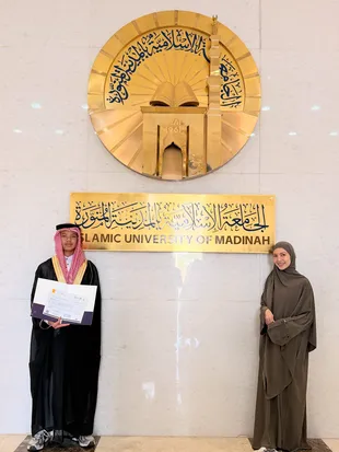 Ratna Galih Dampingi Anak Wisuda di Universitas Islam Madinah