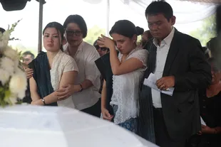 Tangis Marsha Aruan di Pemakaman Ibunda, Ucap Kalimat Menyentuh di Hadapan Peti