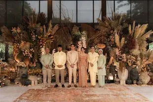 Macam-Macam Foto Keluarga El Rumi di Acara Lamarannya dengan Syifa Hadju