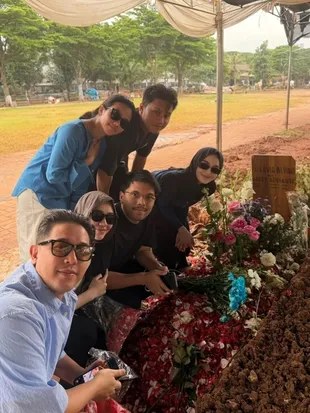 Mahalini Ziarah ke Makam Vidi Aldiano Bareng Geng Guyub