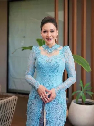 Maia Estianty Tampil Anggun Berkebaya Biru, Aura Elegan Terpancar
