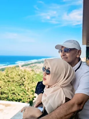 Mark Sungkar Liburan ke Bali Bareng Istri Lebih Muda 45 Tahun, Nyetir Sendiri Ribuan Kilometer