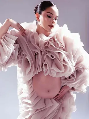 Maternity Shoot Terbaru Alyssa Daguise Menjelang Lahiran dengan Busana Nuansa Pink, Kecantikannya Disebut Unreal