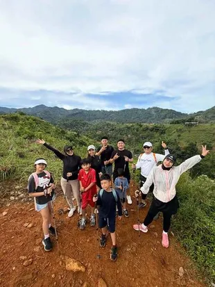 Meisya Siregar Hiking Pertama Kali, Bersyukur Kaki dan Sendi Masih Kuat