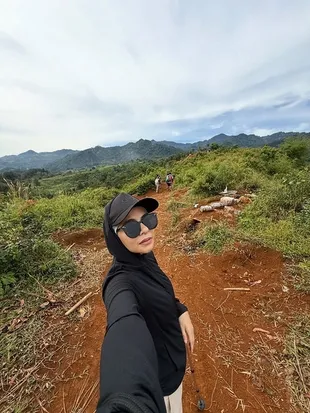 Meisya Siregar Trekking Bareng Keluarga, Ketemu Olla Ramlan