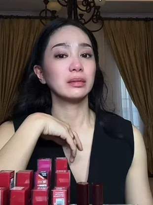 Menangis, Bunga Zainal Buka Suara Soal Tudingan Pelit ke Keluarga