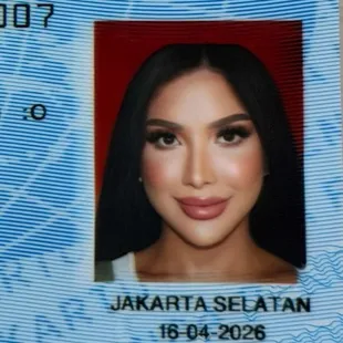 Millen Cyrus Diduga Tunjukkan KTP Perempuan, Tuai Kontroversi