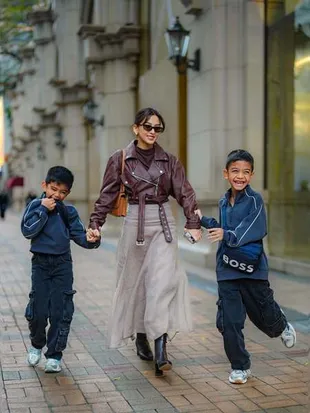 Momen Alisia Rininta Gandeng Erat Tangan Kedua Anaknya, Penuh Canda Tawa