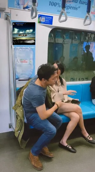 Momen Manis Ariel NOAH Lepas Jaket & Tutupi Kaki Niken Anjani di MRT