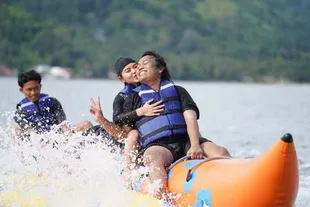 Momen Mesra Marshel Widianto dan Cesen Naik Banana Boat, Dapat Ciuman di Pipi