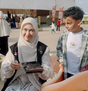 Momen Oki Setiana Dewi Berbagi Sedekah Untuk Anak Yatim di Mesir