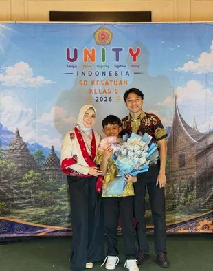 Momen Okie Agustina Lulus SD, Tulis Surat Cinta Buat Ibu Tercinta