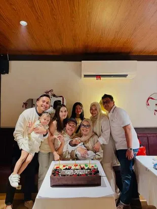 Momen Perayaan Ultah Ayah Ayu Ting Ting yang Digelar Sederhana, Hangat Dikelilingi Anak Cucu
