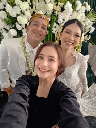 Momen Prilly Latuconsina Datang Kondangan ke Nikahan Fans