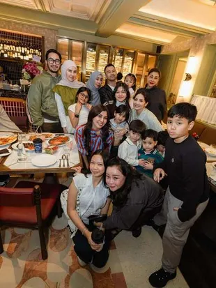 Momen Raffi Ahmad Buka Bersama Mama Amy Qanita dan Adik-Adiknya, Sekeluarga Kumpul Semua