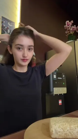 Momen Ranty Maria Masak Bekal Suami, Bare Face Awet Muda Jadi Sorotan