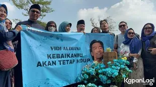 Momen Ulang Tahun Mendiang Vidi Aldiano, Orang Tua Gelar Doa Bersama di Makam