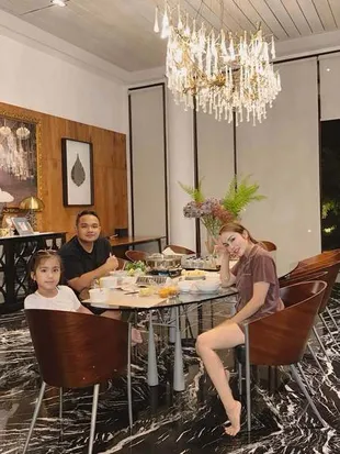 Momo Geisha Rayakan Anniversary Pernikahan ke-9, Dinner Pakai Piyama di Rumah