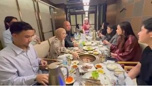 Muhammad Ali Coba Pegang Baby Bump Alyssa Daguise, Ini Reaksinya