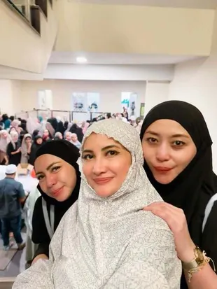 Natalie Sarah Ibadah Malam di Masjid Bareng Sahabat, Rajin Cari Berkah Ramadan