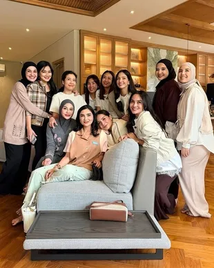 Nia Ramadhani Rayakan Ultah Bareng Geng Cendol, Tiup Lilin Bertiga