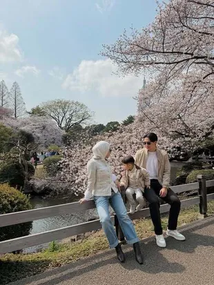 8 Potret Nikita Willy Cantik Berhijab Liburan di Jepang, Tersentuh Makna Bunga Sakura