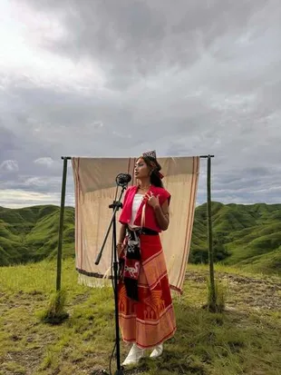 Novia Bachmid Bagikan Potret Pembuatan MV Your Side Bersama Weird Genius di Sumba