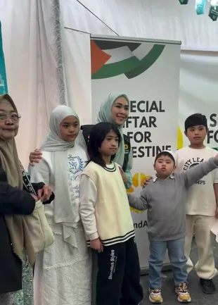 Oki Setiana Dewi Buka Puasa Bersama Pengungsi Palestina