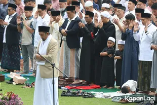 Opick Salat Idul Fitri Bareng Sang Anak, Momen Hangat Penuh Makna