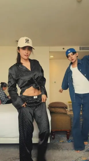 Otot Perut Dewi Perssik Bikin Salfok Saat Dance Bareng Ryans Rayel