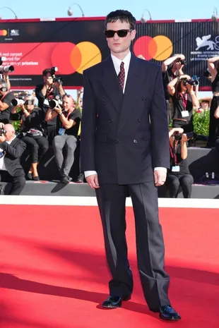 Potret Para Pemain 'THE WIZARD OF THE KREMLIN' Jadi Sorotan di Venice, Filmnya Masuk BIFF