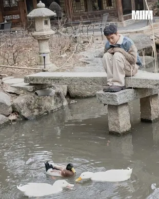 Park Jihoon Tampil Awet Muda dan Menggemaskan dalam Photoshoot Terbaru