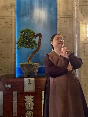 Park Joon Myeon Spesialis Dayang Drama Korea, Terbaru Diajari IU Pilates di 'PERFECT CROWN'