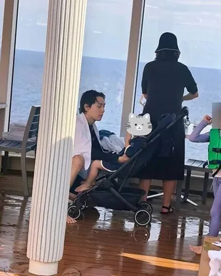 Park Shin Hye Liburan ke Singapura Bersama Keluarga Bae Yong Joon