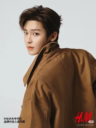 Pemotretan Hou Minghao dengan Gaya Casual Tapi Ganteng Maksimal