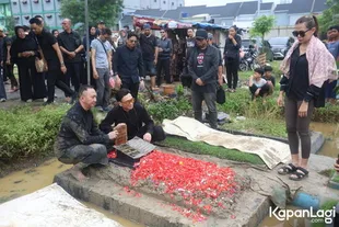 Penuhi Wasiat, Ibunda Anji Manji Dimakamkan Satu Liang Lahat Bersama Suami