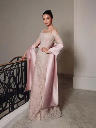 Pesona Anggun Raline Shah Berkebaya Modern di Women in the Cinema Gala