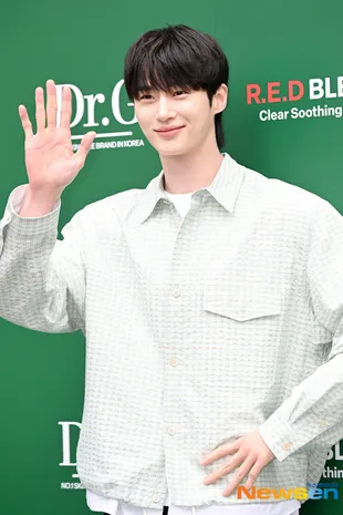 Pesona Byeon Woo Seok di Pop-up Store Dr. G, Visualnya Nggak Ada Obat