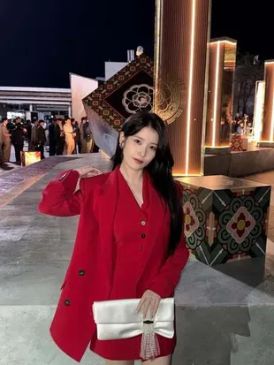 Pesona IU Pakai Red Outfit di PERFECT CROWN, Merahnya Mewah
