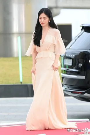 Pesona Song Hye Kyo Pakai Dress Nude, Awet Cantik dari Tahun ke Tahun