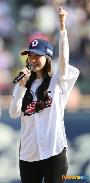 Pesona YoonA SNSD Lempar First Pitch, Cantiknya Bikin Salfok