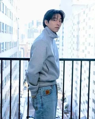 Photoshoot Terbaru Gong Yoo Bersama Majalah W Korea, Terlihat Muda dan Bikin Pangling 