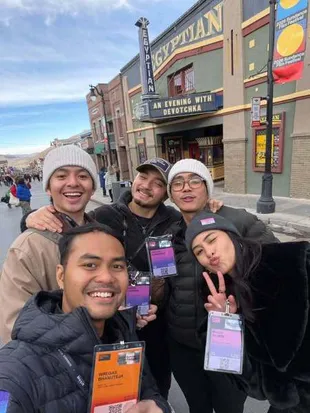 Potret  Aktor Bryan Domani Salat di Bandara yang Curi Perhatian