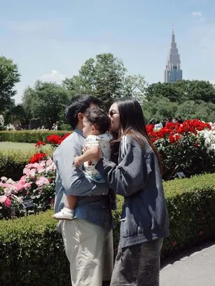 Potret Aaliyah dan Thariq Quality Time di Jepang, Baby Arash Gemas