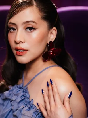 Potret Adhisty Zara Pamer Baby Bump di Gala Premiere RUMAH SINGGAH