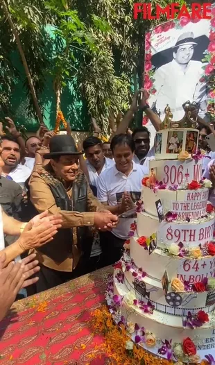 Potret Aktor Legendaris Bollywood Dharmendra Rayakan Ultah ke-89 Bareng Fans, Dapat Ucapan Mesra dari Istri Kedua