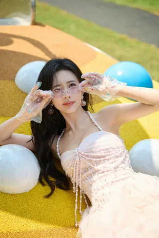 Potret Ala Summer Meng Ziyi Terbaru di Weibo, Tampil Bak Peri Dengan Outfit Pink Gemas 