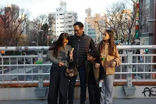 Potret Aldi Bragi Liburan ke Jepang Bareng Semua Anak & Menantu