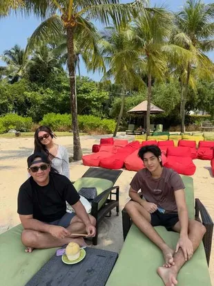 Potret Andre Taulany Liburan Bareng Anak, Seru-seruan Main Badminton sampai Berenang 